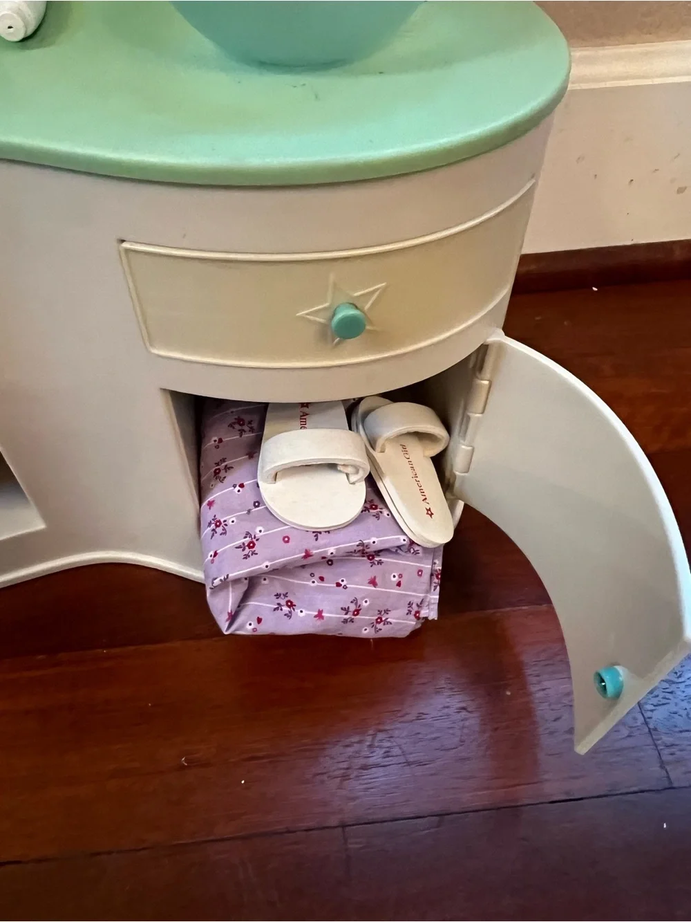 American girl doll spa bathroom vanity with accessories retired